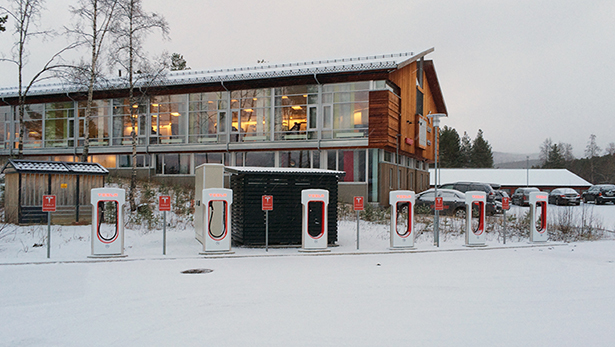 Astafjord-TV: Tesla-ladestasjon opprettet - 04/11-2014