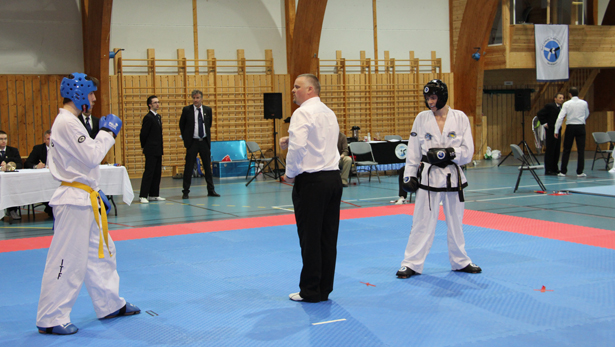 Nyhetsklipp: Regionmesterskap i Taekwon-Do i Salangshallen 21/04-2013 Nyhetsklipp: Regionmesterskap i Taekwon-Do i Salangshallen 21/04-2013
