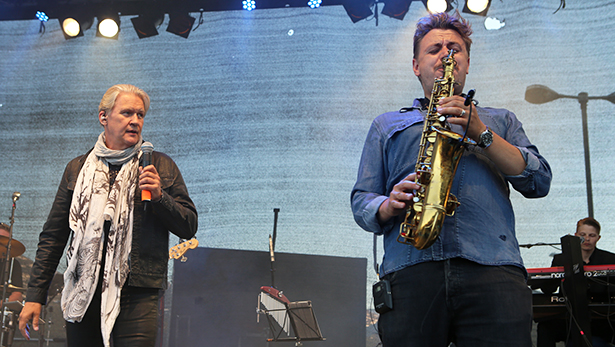 Nyhetsklipp: Johnny Logan på scenen i Sjøvegan - 05/07-2014
