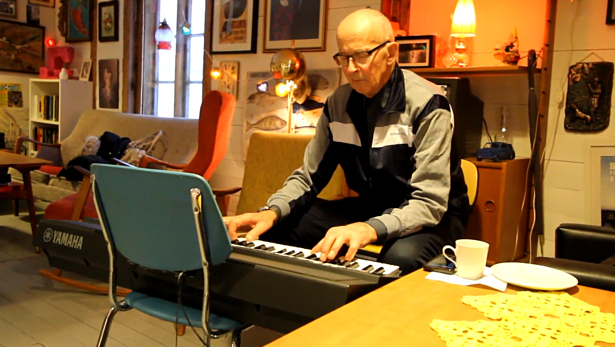 Asbjørn Myvang spiller på Kafé Kåre på Kaia. Asbjørn Myvang spiller på Kafé Kåre på Kaia.