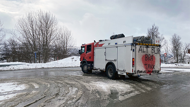 Nyhetsklipp: Brannkonstabler spredde glede - 12/04-2020